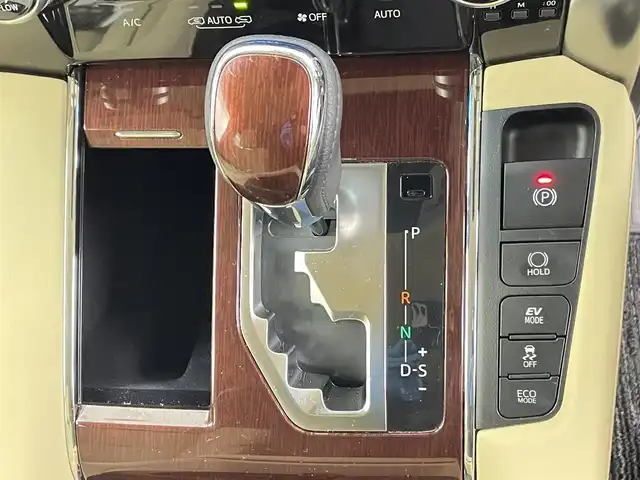 トヨタ アルファードハイブリット G Fパッケージ 千葉県 2017(平29)年 3万km ブラック 禁煙車/4WD/純正ディスプレイオーディオナビ/・CD/DVD/BT/フルセグTV/12.1型フリップダウンモニター/バックカメラ/両側パワースライドドア/プリクラッシュセーフティ/インテリジェントクリアランスソナー/レザーシート/前席パワーシート/前席シートヒーター/レーダークルーズコントロール/LEDヘッドライト/オートハイビーム/フォグランプ/パワーバックドア/ビルトインETC/AC100V1500W電源/スマートキー/純正17インチアルミホイール