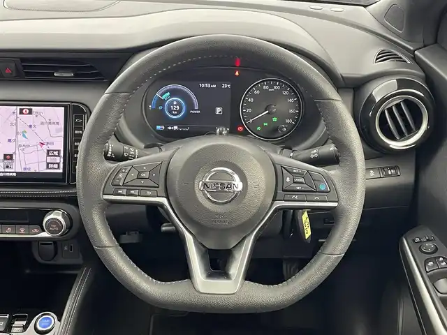 日産 キックス X 埼玉県 2021(令3)年 1.9万km ブリリアントホワイトパール/ピュアブラック 2トーン 純正９インチナビ　全周囲モニター　プロパイロット　Ｂｌｕｅｔｏｏｔｈ　フルセグＴＶ　ＥＴＣ　純正ドライブレコーダー（前後）　ＬＥＤヘッドライト　電子インナーミラー　コーナーセンサー　スマートキー　プッシュスタート　ドアバイザー　純正１７インチアルミホイール　オートライト　