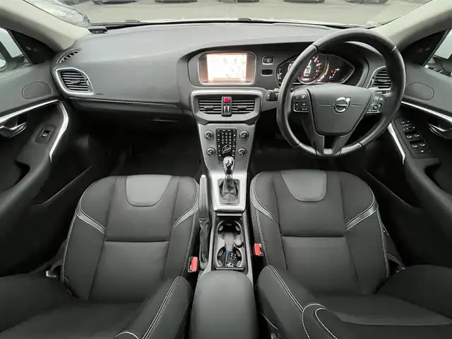 ボルボ Ｖ４０ T3 キネティック 静岡県 2019(令1)年 4.6万km アイスホワイト ハーフレザーシート/BLIS/純正ナビ/(CD/Bluetooth/USB)/衝突被害軽減システム/バックカメラ/アダプティブクルーズコントロール/レーンキープアシスト/パーキングアシスト/メモリー付パワーシート/シートヒーター/スマートキー/ETC/ドライブレコーダー/純正フロアマット/純正16インチアルミホイール/保証書/取扱説明書