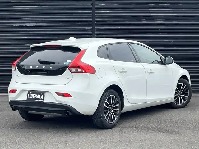 ボルボ Ｖ４０ T3 キネティック 静岡県 2019(令1)年 4.6万km アイスホワイト ハーフレザーシート/BLIS/純正ナビ/(CD/Bluetooth/USB)/衝突被害軽減システム/バックカメラ/アダプティブクルーズコントロール/レーンキープアシスト/パーキングアシスト/メモリー付パワーシート/シートヒーター/スマートキー/ETC/ドライブレコーダー/純正フロアマット/純正16インチアルミホイール/保証書/取扱説明書