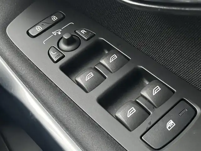 ボルボ Ｖ４０ T3 キネティック 静岡県 2019(令1)年 4.6万km アイスホワイト ハーフレザーシート/BLIS/純正ナビ/(CD/Bluetooth/USB)/衝突被害軽減システム/バックカメラ/アダプティブクルーズコントロール/レーンキープアシスト/パーキングアシスト/メモリー付パワーシート/シートヒーター/スマートキー/ETC/ドライブレコーダー/純正フロアマット/純正16インチアルミホイール/保証書/取扱説明書