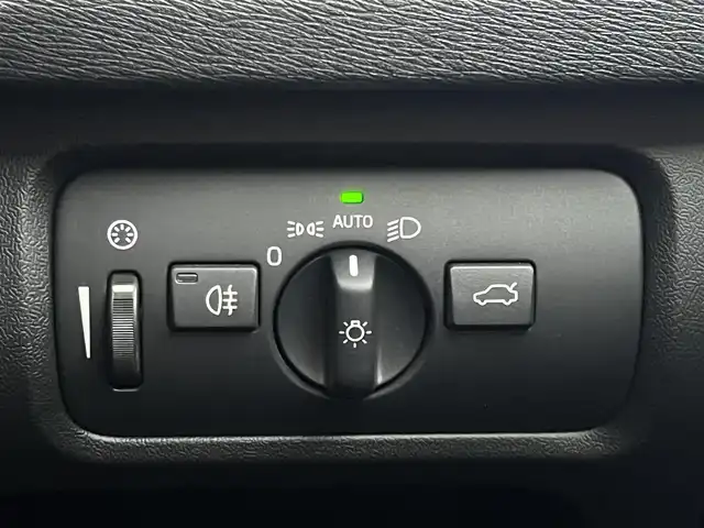 ボルボ Ｖ４０ T3 キネティック 静岡県 2019(令1)年 4.6万km アイスホワイト ハーフレザーシート/BLIS/純正ナビ/(CD/Bluetooth/USB)/衝突被害軽減システム/バックカメラ/アダプティブクルーズコントロール/レーンキープアシスト/パーキングアシスト/メモリー付パワーシート/シートヒーター/スマートキー/ETC/ドライブレコーダー/純正フロアマット/純正16インチアルミホイール/保証書/取扱説明書