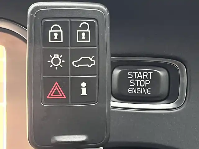 ボルボ Ｖ４０ T3 キネティック 静岡県 2019(令1)年 4.6万km アイスホワイト ハーフレザーシート/BLIS/純正ナビ/(CD/Bluetooth/USB)/衝突被害軽減システム/バックカメラ/アダプティブクルーズコントロール/レーンキープアシスト/パーキングアシスト/メモリー付パワーシート/シートヒーター/スマートキー/ETC/ドライブレコーダー/純正フロアマット/純正16インチアルミホイール/保証書/取扱説明書