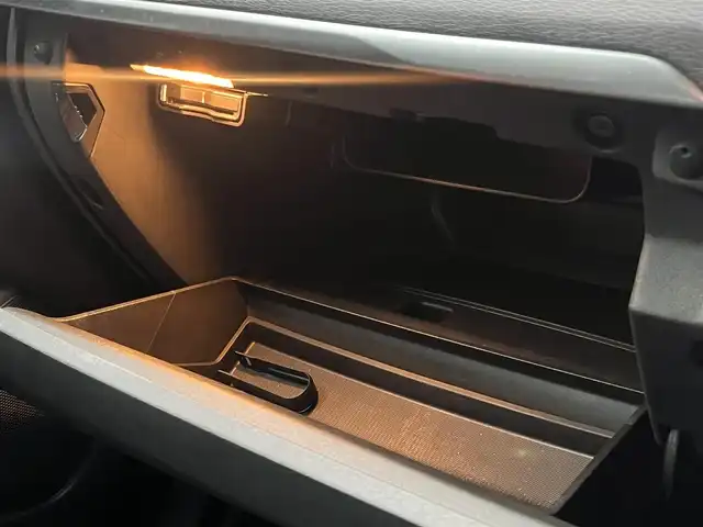ボルボ Ｖ４０ T3 キネティック 静岡県 2019(令1)年 4.6万km アイスホワイト ハーフレザーシート/BLIS/純正ナビ/(CD/Bluetooth/USB)/衝突被害軽減システム/バックカメラ/アダプティブクルーズコントロール/レーンキープアシスト/パーキングアシスト/メモリー付パワーシート/シートヒーター/スマートキー/ETC/ドライブレコーダー/純正フロアマット/純正16インチアルミホイール/保証書/取扱説明書