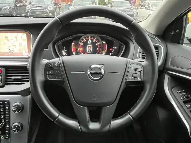 ボルボ Ｖ４０ T3 キネティック 静岡県 2019(令1)年 4.6万km アイスホワイト ハーフレザーシート/BLIS/純正ナビ/(CD/Bluetooth/USB)/衝突被害軽減システム/バックカメラ/アダプティブクルーズコントロール/レーンキープアシスト/パーキングアシスト/メモリー付パワーシート/シートヒーター/スマートキー/ETC/ドライブレコーダー/純正フロアマット/純正16インチアルミホイール/保証書/取扱説明書