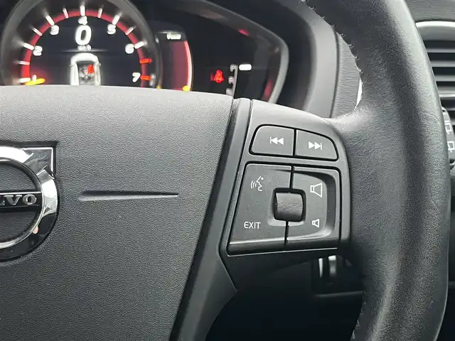 ボルボ Ｖ４０ T3 キネティック 静岡県 2019(令1)年 4.6万km アイスホワイト ハーフレザーシート/BLIS/純正ナビ/(CD/Bluetooth/USB)/衝突被害軽減システム/バックカメラ/アダプティブクルーズコントロール/レーンキープアシスト/パーキングアシスト/メモリー付パワーシート/シートヒーター/スマートキー/ETC/ドライブレコーダー/純正フロアマット/純正16インチアルミホイール/保証書/取扱説明書