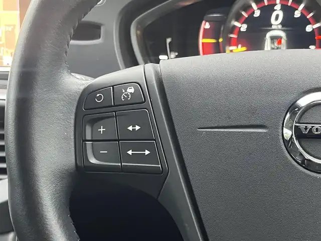 ボルボ Ｖ４０ T3 キネティック 静岡県 2019(令1)年 4.6万km アイスホワイト ハーフレザーシート/BLIS/純正ナビ/(CD/Bluetooth/USB)/衝突被害軽減システム/バックカメラ/アダプティブクルーズコントロール/レーンキープアシスト/パーキングアシスト/メモリー付パワーシート/シートヒーター/スマートキー/ETC/ドライブレコーダー/純正フロアマット/純正16インチアルミホイール/保証書/取扱説明書