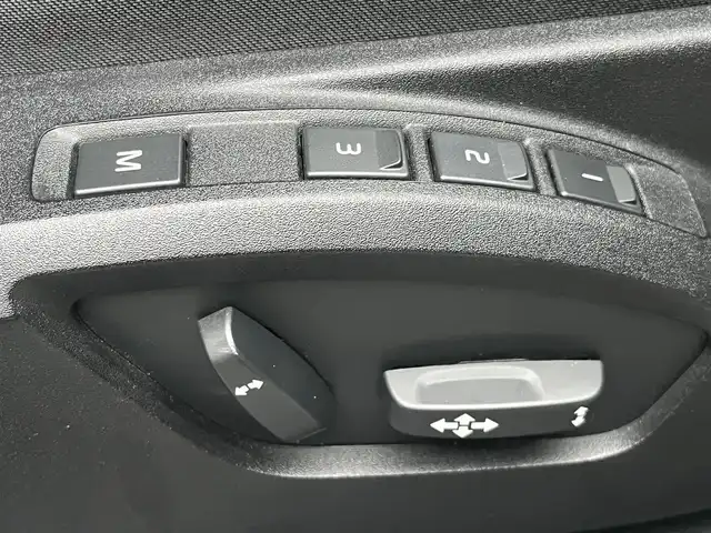 ボルボ Ｖ４０ T3 キネティック 静岡県 2019(令1)年 4.6万km アイスホワイト ハーフレザーシート/BLIS/純正ナビ/(CD/Bluetooth/USB)/衝突被害軽減システム/バックカメラ/アダプティブクルーズコントロール/レーンキープアシスト/パーキングアシスト/メモリー付パワーシート/シートヒーター/スマートキー/ETC/ドライブレコーダー/純正フロアマット/純正16インチアルミホイール/保証書/取扱説明書