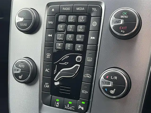 ボルボ Ｖ４０ T3 キネティック 静岡県 2019(令1)年 4.6万km アイスホワイト ハーフレザーシート/BLIS/純正ナビ/(CD/Bluetooth/USB)/衝突被害軽減システム/バックカメラ/アダプティブクルーズコントロール/レーンキープアシスト/パーキングアシスト/メモリー付パワーシート/シートヒーター/スマートキー/ETC/ドライブレコーダー/純正フロアマット/純正16インチアルミホイール/保証書/取扱説明書