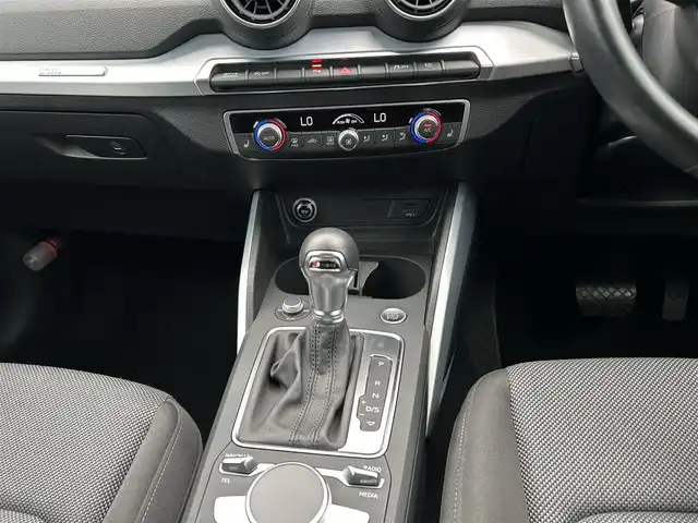 アウディ Ｑ２ 1．0 TFSI スポーツ 茨城県 2018(平30)年 2万km ミトスブラックメタリック アシスタンスＰＫＧ　/Ａｕｄｉプレセンス　/ＡＣＣ　/レーンアシスト　/サイドアシスト　/Ｂカメラ　/パーキングエイド　/バーチャルＣＰ　/ＰＷテールゲート　/ナビ　/ＴＶ　/ＣａｒＰｌａｙ　/ＢＴ　/ＬＥＤ　/シートヒーター/ETC2.0 /禁煙車