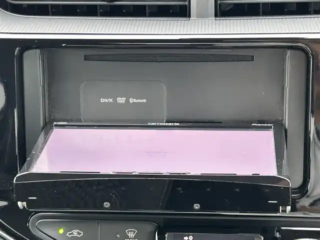 トヨタ アクア クロスオーバー 熊本県 2017(平29)年 7.6万km ブラックマイカ ディスプレイオーディオ/・AM/FM/CD/DVD/USB/iPod/AUX/BT/レーンディパーチャーアラート/先行車発進お知らせ機能/車両接近通報装置/オートマチックハイビーム/純正ETC/革巻きステアリング/・ステアリングリモコン/オートライト/・フォグランプ/・LEDヘッドライト/電動格納ミラー/・ウィンカーミラー/ドアバイザー/ハーフレザーシート/純正フロアマット/純正アルミホイール/ECOモード/EVモード/スマートキー/・スペアキー