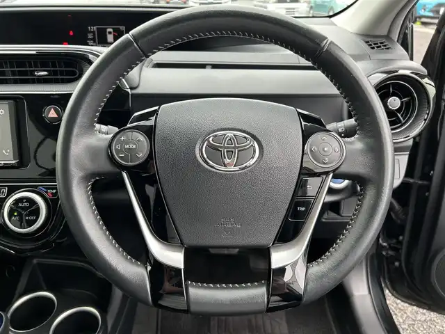 トヨタ アクア クロスオーバー 熊本県 2017(平29)年 7.6万km ブラックマイカ ディスプレイオーディオ/・AM/FM/CD/DVD/USB/iPod/AUX/BT/レーンディパーチャーアラート/先行車発進お知らせ機能/車両接近通報装置/オートマチックハイビーム/純正ETC/革巻きステアリング/・ステアリングリモコン/オートライト/・フォグランプ/・LEDヘッドライト/電動格納ミラー/・ウィンカーミラー/ドアバイザー/ハーフレザーシート/純正フロアマット/純正アルミホイール/ECOモード/EVモード/スマートキー/・スペアキー