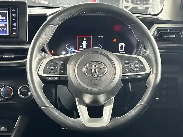 トヨタ ライズ Z 福岡県 2021(令3)年 4万km ブラックマイカメタリック 純正ナビ/Bluetooth/フルセグTV/CD/DVD/レーダークルーズコントロール/衝突被害軽減ブレーキ/レーンアシスト/コーナーセンサー/アイドリングストップ/横滑り防止装置/シートヒーター/ETC/オートエアコン/純正17インチアルミホイール/LEDオートライト/電動格納ミラー