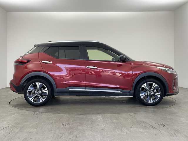日産 キックス X 兵庫県 2020(令2)年 5.8万km ラディアントレッド/ピュアブラック 2トーン ・純正ナビ/Bluetooth/CD/DVD/TV/・バックカメラ/・前方ドライブレコーダー/・前後コーナーセンサー/・ハーフレザーシート/・エマージェンシーブレーキ/・プロパイロット/・レーンキープアシスト/・レーダークルーズコントロール/・LEDライト/・ETC/・純正フロアマット/・純正17インチアルミホイール/・スマートキー/・プッシュスタートボタン
