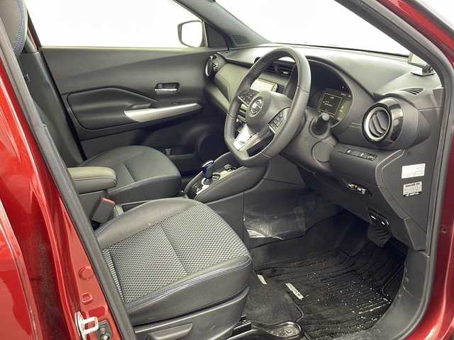 日産 キックス X 兵庫県 2020(令2)年 5.8万km ラディアントレッド/ピュアブラック 2トーン ・純正ナビ/Bluetooth/CD/DVD/TV/・バックカメラ/・前方ドライブレコーダー/・前後コーナーセンサー/・ハーフレザーシート/・エマージェンシーブレーキ/・プロパイロット/・レーンキープアシスト/・レーダークルーズコントロール/・LEDライト/・ETC/・純正フロアマット/・純正17インチアルミホイール/・スマートキー/・プッシュスタートボタン