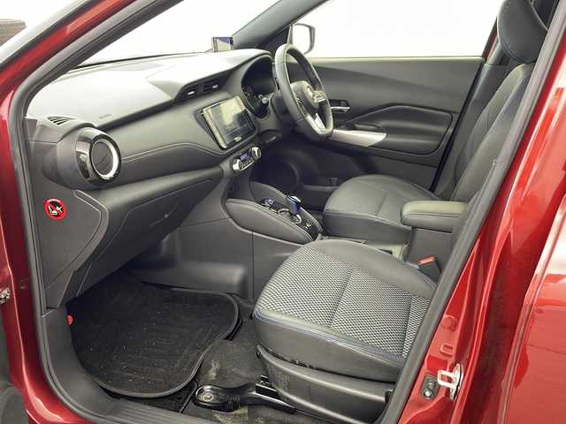 日産 キックス X 兵庫県 2020(令2)年 5.8万km ラディアントレッド/ピュアブラック 2トーン ・純正ナビ/Bluetooth/CD/DVD/TV/・バックカメラ/・前方ドライブレコーダー/・前後コーナーセンサー/・ハーフレザーシート/・エマージェンシーブレーキ/・プロパイロット/・レーンキープアシスト/・レーダークルーズコントロール/・LEDライト/・ETC/・純正フロアマット/・純正17インチアルミホイール/・スマートキー/・プッシュスタートボタン