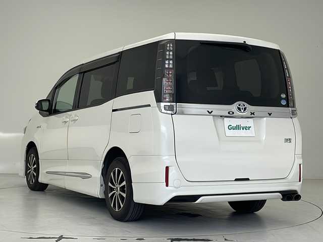 トヨタ ヴォクシー ハイブリッド V 沖縄県 2015(平27)年 9.2万km ホワイトパールクリスタルシャイン 社外ディスプレイオーディオ/Ｂｌｕｅｔｏｏｔｈ/USB/バックカメラ/ＥＴＣ/クルーズコントロール/シートヒーター/両側パワースライドドア/モデリスタエアロ/純正フロアマット/プッシュスタート/スマートキー/オートライト/LEDヘッドライト
