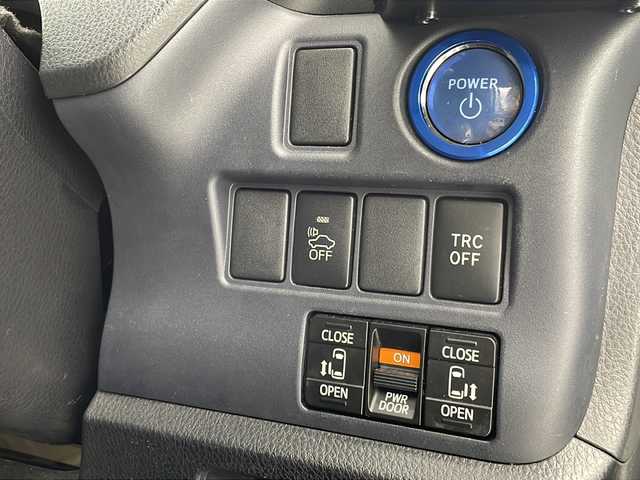 トヨタ ヴォクシー ハイブリッド V 沖縄県 2015(平27)年 9.2万km ホワイトパールクリスタルシャイン 社外ディスプレイオーディオ/Ｂｌｕｅｔｏｏｔｈ/USB/バックカメラ/ＥＴＣ/クルーズコントロール/シートヒーター/両側パワースライドドア/モデリスタエアロ/純正フロアマット/プッシュスタート/スマートキー/オートライト/LEDヘッドライト