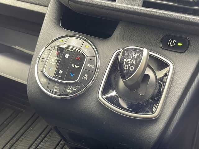 トヨタ ヴォクシー ハイブリッド V 沖縄県 2015(平27)年 9.2万km ホワイトパールクリスタルシャイン 社外ディスプレイオーディオ/Ｂｌｕｅｔｏｏｔｈ/USB/バックカメラ/ＥＴＣ/クルーズコントロール/シートヒーター/両側パワースライドドア/モデリスタエアロ/純正フロアマット/プッシュスタート/スマートキー/オートライト/LEDヘッドライト