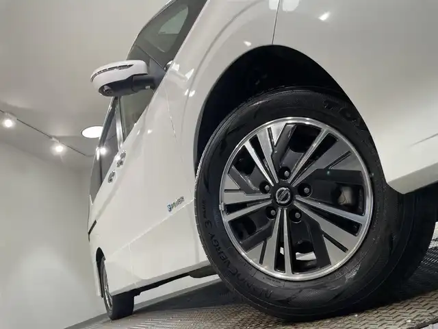 日産 セレナ e－パワー ハイウェイスター V 愛知県 2020(令2)年 2.5万km ブリリアントホワイトパール 純正１０インチナビ登録時地図SDなし/（Bluetooth/フルセグTV/FM/AM/SD）/アラウンドビューモニター　/プロパイロット　/両側パワースライドドア　/衝突軽減ブレーキ　/ビルトインＥＴＣ　/ブラインドスポットモニター　/ドライブレコーダー/ＬＥＤヘッドライト　/LEDフォグランプ/ハンドル支援/車線逸脱警報/ソナー/プッシュスタート/　　-スマートキー/純正フロアマット/後席サンバイザー