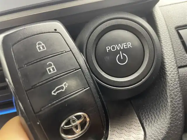 トヨタ プリウス Z 茨城県 2023(令5)年 6.7万km アティチュードブラックマイカ 純正ナビ/Bluetooth/フルセグ/radio/AppleCarplay/USB/TVキッド＋ナビキッド/Toyota Safety Sense/・プリクラッシュセーフティー/・緊急時操舵支援/・フロントクロストラフィックアラート/・レーンチェンジアシスト/・LTA＋LDA/・オートマチックハイビーム/・ロードサインアシスト/・異常検知システム/・PDA/デジタルインナーミラー/周辺車輛接近時サポート(録画機能)/レーダークルーズコントロール/ＢＳＭ/パノラミックビューモニター/ステアリングヒーター/ステアリングヒーター