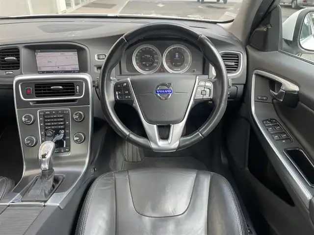ボルボ Ｓ６０ T4 埼玉県 2012(平24)年 9.2万km 白 /純正HDDナビ//フルセグTV//CD/DVD/Bluetooth//レザーシート//前2席パワーシート//前2席シートヒーター//アダプティブクルーズコントロール//ETC//スマートキーx2//キセノン//衝突軽減ブレーキ//車線逸脱警報//ブラインドスポットインフォメーション//W.サイド.カーテンエアバッグ//ABS//バックソナー//リヤフォグランプ//オートライト//純正17インチAW//新車時保証書//取扱説明書