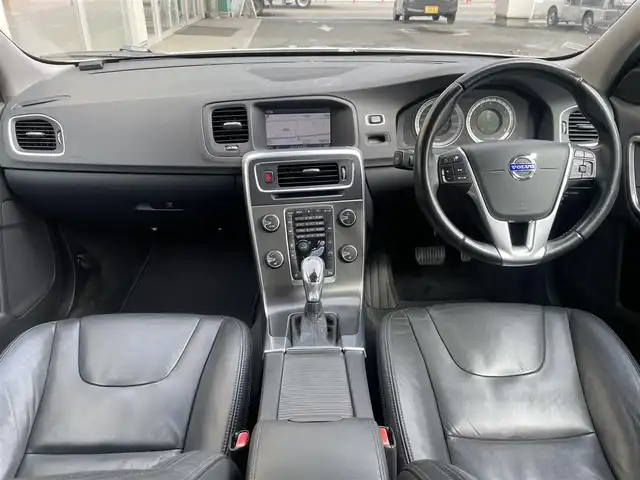ボルボ Ｓ６０ T4 埼玉県 2012(平24)年 9.2万km 白 /純正HDDナビ//フルセグTV//CD/DVD/Bluetooth//レザーシート//前2席パワーシート//前2席シートヒーター//アダプティブクルーズコントロール//ETC//スマートキーx2//キセノン//衝突軽減ブレーキ//車線逸脱警報//ブラインドスポットインフォメーション//W.サイド.カーテンエアバッグ//ABS//バックソナー//リヤフォグランプ//オートライト//純正17インチAW//新車時保証書//取扱説明書