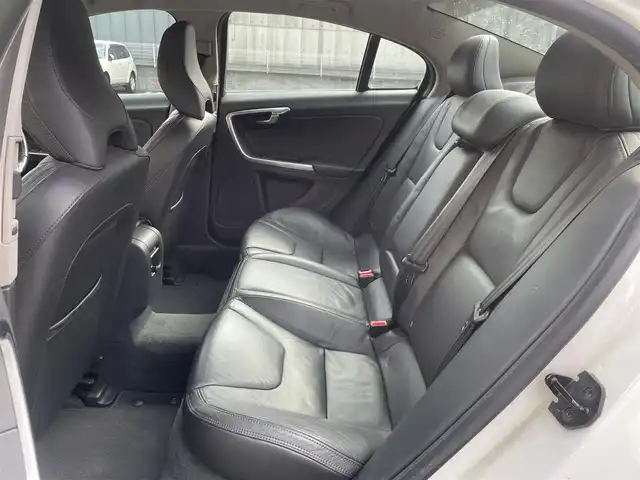 ボルボ Ｓ６０ T4 埼玉県 2012(平24)年 9.2万km 白 /純正HDDナビ//フルセグTV//CD/DVD/Bluetooth//レザーシート//前2席パワーシート//前2席シートヒーター//アダプティブクルーズコントロール//ETC//スマートキーx2//キセノン//衝突軽減ブレーキ//車線逸脱警報//ブラインドスポットインフォメーション//W.サイド.カーテンエアバッグ//ABS//バックソナー//リヤフォグランプ//オートライト//純正17インチAW//新車時保証書//取扱説明書