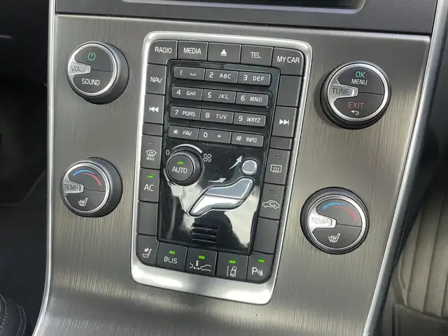 ボルボ Ｓ６０ T4 埼玉県 2012(平24)年 9.2万km 白 /純正HDDナビ//フルセグTV//CD/DVD/Bluetooth//レザーシート//前2席パワーシート//前2席シートヒーター//アダプティブクルーズコントロール//ETC//スマートキーx2//キセノン//衝突軽減ブレーキ//車線逸脱警報//ブラインドスポットインフォメーション//W.サイド.カーテンエアバッグ//ABS//バックソナー//リヤフォグランプ//オートライト//純正17インチAW//新車時保証書//取扱説明書