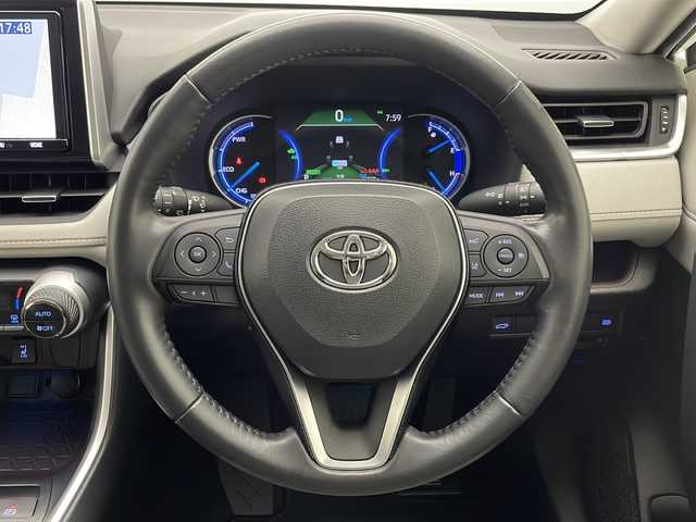 トヨタ ＲＡＶ４ ハイブリッドG 宮崎県 2020(令2)年 5.6万km ホワイトパールクリスタルシャイン 禁煙車/トヨタセーフティセンス/純正9型ナビTV/（NSZT-Y68T/CD/DVD/Bluetooth/フルセグTV)/純正バックカメラ/純正ビルトインETC/純正LEDオートライト/純正LEDフォグ/純正18インチアルミ/純正オートアラーム/純正フロアマット/アダプティブクルーズコントロール/プリクラッシュセーフティ/レーンディパーチャーアラート/オートマチックハイビーム/クリアランスソナー/ブラインドスポットモニター/デジタルインナーミラー/パワーバックドア/運転席パワーシート/レザーシート/前席シートヒーター/ステアリングヒーター/デュアルオートエアコン/スマートキー/プッシュエンジンスタート/スペアキー/新車時保証書/取扱い説明書