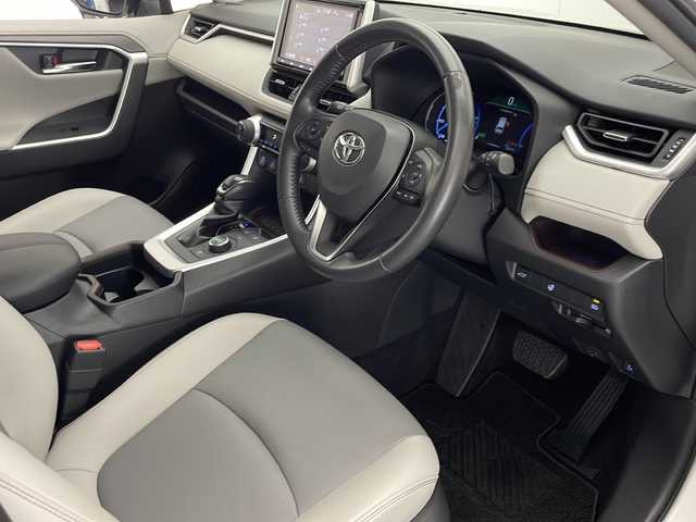 トヨタ ＲＡＶ４ ハイブリッドG 宮崎県 2020(令2)年 5.6万km ホワイトパールクリスタルシャイン 禁煙車/トヨタセーフティセンス/純正9型ナビTV/（NSZT-Y68T/CD/DVD/Bluetooth/フルセグTV)/純正バックカメラ/純正ビルトインETC/純正LEDオートライト/純正LEDフォグ/純正18インチアルミ/純正オートアラーム/純正フロアマット/アダプティブクルーズコントロール/プリクラッシュセーフティ/レーンディパーチャーアラート/オートマチックハイビーム/クリアランスソナー/ブラインドスポットモニター/デジタルインナーミラー/パワーバックドア/運転席パワーシート/レザーシート/前席シートヒーター/ステアリングヒーター/デュアルオートエアコン/スマートキー/プッシュエンジンスタート/スペアキー/新車時保証書/取扱い説明書
