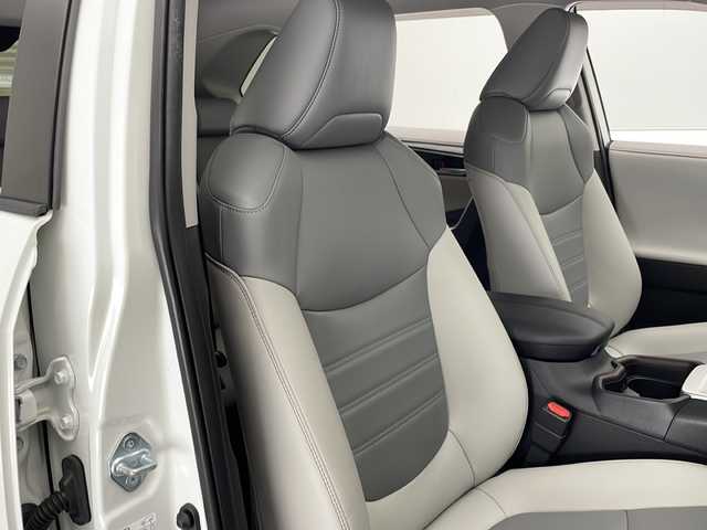 トヨタ ＲＡＶ４ ハイブリッドG 宮崎県 2020(令2)年 5.6万km ホワイトパールクリスタルシャイン 禁煙車/トヨタセーフティセンス/純正9型ナビTV/（NSZT-Y68T/CD/DVD/Bluetooth/フルセグTV)/純正バックカメラ/純正ビルトインETC/純正LEDオートライト/純正LEDフォグ/純正18インチアルミ/純正オートアラーム/純正フロアマット/アダプティブクルーズコントロール/プリクラッシュセーフティ/レーンディパーチャーアラート/オートマチックハイビーム/クリアランスソナー/ブラインドスポットモニター/デジタルインナーミラー/パワーバックドア/運転席パワーシート/レザーシート/前席シートヒーター/ステアリングヒーター/デュアルオートエアコン/スマートキー/プッシュエンジンスタート/スペアキー/新車時保証書/取扱い説明書