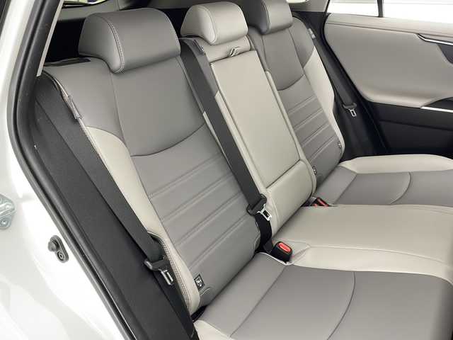 トヨタ ＲＡＶ４ ハイブリッドG 宮崎県 2020(令2)年 5.6万km ホワイトパールクリスタルシャイン 禁煙車/トヨタセーフティセンス/純正9型ナビTV/（NSZT-Y68T/CD/DVD/Bluetooth/フルセグTV)/純正バックカメラ/純正ビルトインETC/純正LEDオートライト/純正LEDフォグ/純正18インチアルミ/純正オートアラーム/純正フロアマット/アダプティブクルーズコントロール/プリクラッシュセーフティ/レーンディパーチャーアラート/オートマチックハイビーム/クリアランスソナー/ブラインドスポットモニター/デジタルインナーミラー/パワーバックドア/運転席パワーシート/レザーシート/前席シートヒーター/ステアリングヒーター/デュアルオートエアコン/スマートキー/プッシュエンジンスタート/スペアキー/新車時保証書/取扱い説明書