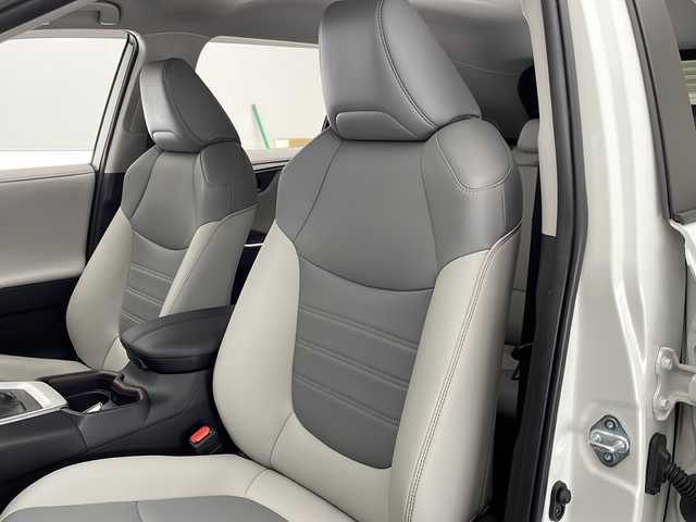 トヨタ ＲＡＶ４ ハイブリッドG 宮崎県 2020(令2)年 5.6万km ホワイトパールクリスタルシャイン 禁煙車/トヨタセーフティセンス/純正9型ナビTV/（NSZT-Y68T/CD/DVD/Bluetooth/フルセグTV)/純正バックカメラ/純正ビルトインETC/純正LEDオートライト/純正LEDフォグ/純正18インチアルミ/純正オートアラーム/純正フロアマット/アダプティブクルーズコントロール/プリクラッシュセーフティ/レーンディパーチャーアラート/オートマチックハイビーム/クリアランスソナー/ブラインドスポットモニター/デジタルインナーミラー/パワーバックドア/運転席パワーシート/レザーシート/前席シートヒーター/ステアリングヒーター/デュアルオートエアコン/スマートキー/プッシュエンジンスタート/スペアキー/新車時保証書/取扱い説明書