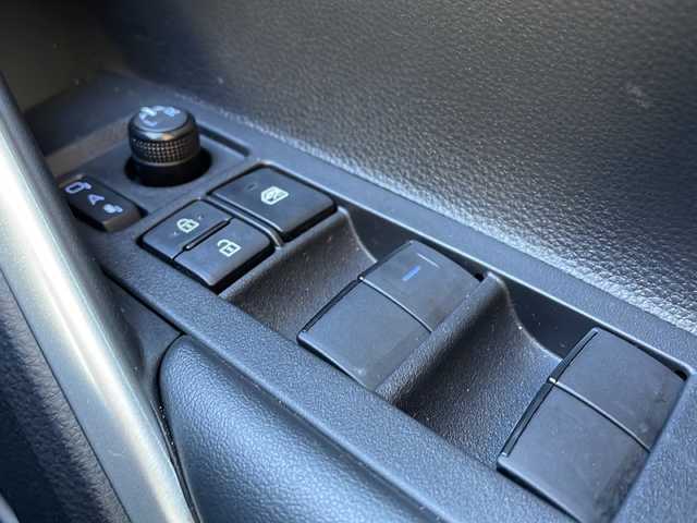 トヨタ カローラ クロス ハイブリッド Z 岩手県 2022(令4)年 0.7万km センシュアルレッドマイカ ワンオナ 8型ナビ フルセグ 電動リアゲート バックC DVD再生 ビルトインETC 電動ハーフレザーシート シートヒーター ドライブレコーダー BSM レーダークルーズコントロール オートLEDライト フォグランプ ルーフレール 純正18AW スマートキー スペアキー