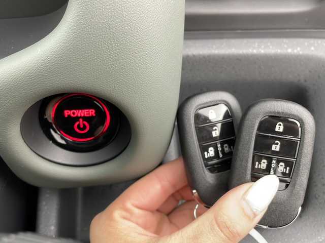 ホンダ フリード ハイブリット e:HEV クロスター 大阪府 2025(令7)年 0.1千km メテオロイドグレーメタリック 登録済未使用車/純正9型ホンダコネクトナビ/【フルセグTV/Bluetooth/AppleCarPlay/HDMI】/BSM/バックカメラ/両側パワースライドドア/半革シート/D/N席シートヒーター/ホンダセンシング/・衝突軽減システム/・レーダークルーズコントロール/・レーンキープアシスト/・誤発進抑制機能/・オートハイビーム/・先行車発進お知らせ/前後コーナーセンサー/スマートキー/スペアキー