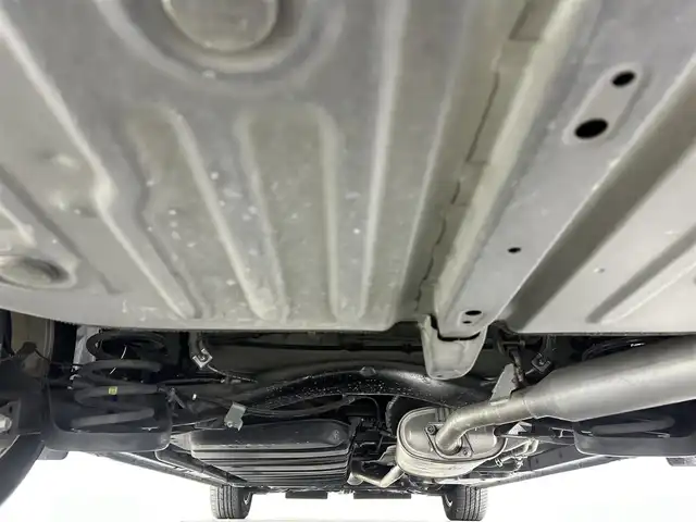 トヨタ エスクァイア ハイブリッド Gi 佐賀県 2015(平27)年 6.5万km スパークリングブラックパールクリスタルシャイン 社外ストラーダ製7インチナビ/フルセグTV/CD/DVD/Bluetooth/アルパイン製10.1インチフリップダウンモニター/トヨタプレミアムサンドシステム/バックカメラ/クルーズコントロール/横滑り防止装置/オートライト/LEDヘッドライト/フォグライト/ビルトインETC/両側パワースライドドア/ワイヤレス充電器/運転席・助手席シートヒーター/合皮シート/後席オートエアコン/純正フロアマット/純正15インチアルミホイール/プッシュスタート