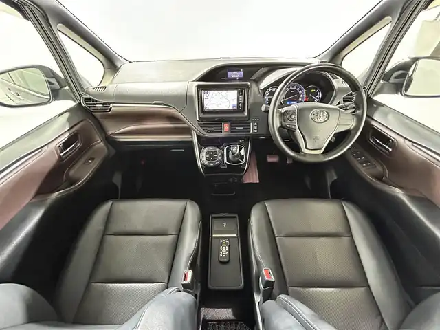 トヨタ エスクァイア ハイブリッド Gi 佐賀県 2015(平27)年 6.5万km スパークリングブラックパールクリスタルシャイン 社外ストラーダ製7インチナビ/フルセグTV/CD/DVD/Bluetooth/アルパイン製10.1インチフリップダウンモニター/トヨタプレミアムサンドシステム/バックカメラ/クルーズコントロール/横滑り防止装置/オートライト/LEDヘッドライト/フォグライト/ビルトインETC/両側パワースライドドア/ワイヤレス充電器/運転席・助手席シートヒーター/合皮シート/後席オートエアコン/純正フロアマット/純正15インチアルミホイール/プッシュスタート