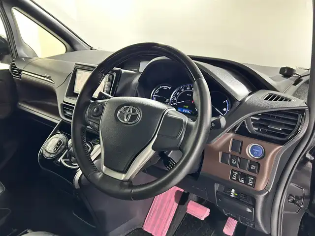 トヨタ エスクァイア ハイブリッド Gi 佐賀県 2015(平27)年 6.5万km スパークリングブラックパールクリスタルシャイン 社外ストラーダ製7インチナビ/フルセグTV/CD/DVD/Bluetooth/アルパイン製10.1インチフリップダウンモニター/トヨタプレミアムサンドシステム/バックカメラ/クルーズコントロール/横滑り防止装置/オートライト/LEDヘッドライト/フォグライト/ビルトインETC/両側パワースライドドア/ワイヤレス充電器/運転席・助手席シートヒーター/合皮シート/後席オートエアコン/純正フロアマット/純正15インチアルミホイール/プッシュスタート