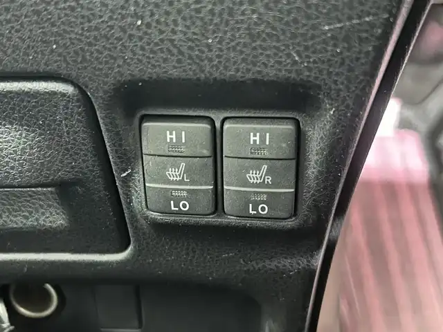 トヨタ エスクァイア ハイブリッド Gi 佐賀県 2015(平27)年 6.5万km スパークリングブラックパールクリスタルシャイン 社外ストラーダ製7インチナビ/フルセグTV/CD/DVD/Bluetooth/アルパイン製10.1インチフリップダウンモニター/トヨタプレミアムサンドシステム/バックカメラ/クルーズコントロール/横滑り防止装置/オートライト/LEDヘッドライト/フォグライト/ビルトインETC/両側パワースライドドア/ワイヤレス充電器/運転席・助手席シートヒーター/合皮シート/後席オートエアコン/純正フロアマット/純正15インチアルミホイール/プッシュスタート