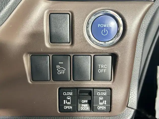 トヨタ エスクァイア ハイブリッド Gi 佐賀県 2015(平27)年 6.5万km スパークリングブラックパールクリスタルシャイン 社外ストラーダ製7インチナビ/フルセグTV/CD/DVD/Bluetooth/アルパイン製10.1インチフリップダウンモニター/トヨタプレミアムサンドシステム/バックカメラ/クルーズコントロール/横滑り防止装置/オートライト/LEDヘッドライト/フォグライト/ビルトインETC/両側パワースライドドア/ワイヤレス充電器/運転席・助手席シートヒーター/合皮シート/後席オートエアコン/純正フロアマット/純正15インチアルミホイール/プッシュスタート