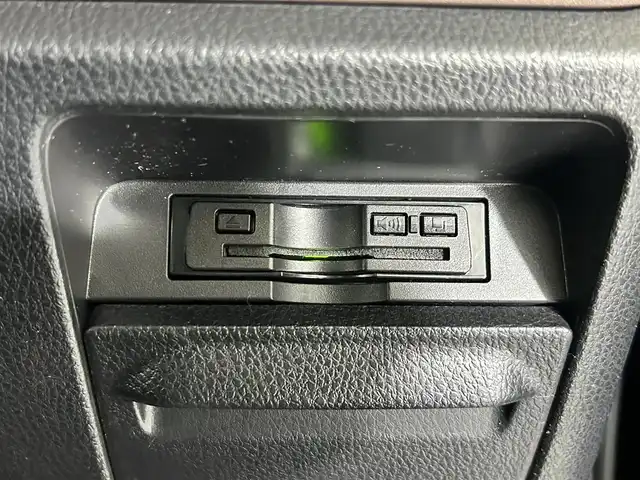 トヨタ エスクァイア ハイブリッド Gi 佐賀県 2015(平27)年 6.5万km スパークリングブラックパールクリスタルシャイン 社外ストラーダ製7インチナビ/フルセグTV/CD/DVD/Bluetooth/アルパイン製10.1インチフリップダウンモニター/トヨタプレミアムサンドシステム/バックカメラ/クルーズコントロール/横滑り防止装置/オートライト/LEDヘッドライト/フォグライト/ビルトインETC/両側パワースライドドア/ワイヤレス充電器/運転席・助手席シートヒーター/合皮シート/後席オートエアコン/純正フロアマット/純正15インチアルミホイール/プッシュスタート