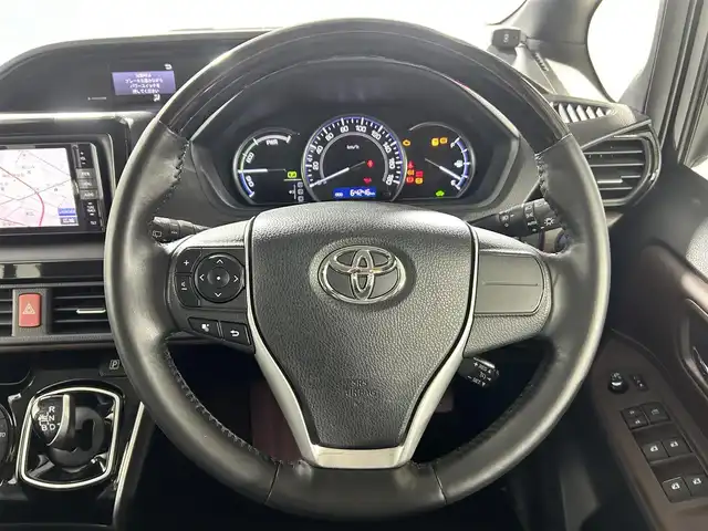 トヨタ エスクァイア ハイブリッド Gi 佐賀県 2015(平27)年 6.5万km スパークリングブラックパールクリスタルシャイン 社外ストラーダ製7インチナビ/フルセグTV/CD/DVD/Bluetooth/アルパイン製10.1インチフリップダウンモニター/トヨタプレミアムサンドシステム/バックカメラ/クルーズコントロール/横滑り防止装置/オートライト/LEDヘッドライト/フォグライト/ビルトインETC/両側パワースライドドア/ワイヤレス充電器/運転席・助手席シートヒーター/合皮シート/後席オートエアコン/純正フロアマット/純正15インチアルミホイール/プッシュスタート