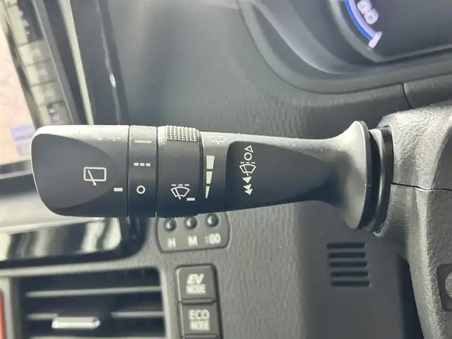 トヨタ エスクァイア ハイブリッド Gi 佐賀県 2015(平27)年 6.5万km スパークリングブラックパールクリスタルシャイン 社外ストラーダ製7インチナビ/フルセグTV/CD/DVD/Bluetooth/アルパイン製10.1インチフリップダウンモニター/トヨタプレミアムサンドシステム/バックカメラ/クルーズコントロール/横滑り防止装置/オートライト/LEDヘッドライト/フォグライト/ビルトインETC/両側パワースライドドア/ワイヤレス充電器/運転席・助手席シートヒーター/合皮シート/後席オートエアコン/純正フロアマット/純正15インチアルミホイール/プッシュスタート