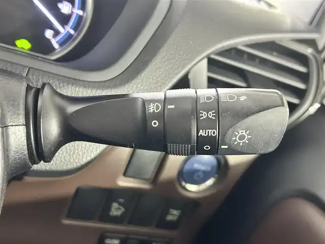 トヨタ エスクァイア ハイブリッド Gi 佐賀県 2015(平27)年 6.5万km スパークリングブラックパールクリスタルシャイン 社外ストラーダ製7インチナビ/フルセグTV/CD/DVD/Bluetooth/アルパイン製10.1インチフリップダウンモニター/トヨタプレミアムサンドシステム/バックカメラ/クルーズコントロール/横滑り防止装置/オートライト/LEDヘッドライト/フォグライト/ビルトインETC/両側パワースライドドア/ワイヤレス充電器/運転席・助手席シートヒーター/合皮シート/後席オートエアコン/純正フロアマット/純正15インチアルミホイール/プッシュスタート