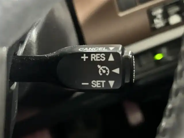 トヨタ エスクァイア ハイブリッド Gi 佐賀県 2015(平27)年 6.5万km スパークリングブラックパールクリスタルシャイン 社外ストラーダ製7インチナビ/フルセグTV/CD/DVD/Bluetooth/アルパイン製10.1インチフリップダウンモニター/トヨタプレミアムサンドシステム/バックカメラ/クルーズコントロール/横滑り防止装置/オートライト/LEDヘッドライト/フォグライト/ビルトインETC/両側パワースライドドア/ワイヤレス充電器/運転席・助手席シートヒーター/合皮シート/後席オートエアコン/純正フロアマット/純正15インチアルミホイール/プッシュスタート