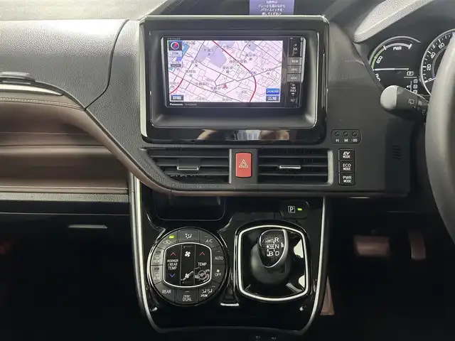 トヨタ エスクァイア ハイブリッド Gi 佐賀県 2015(平27)年 6.5万km スパークリングブラックパールクリスタルシャイン 社外ストラーダ製7インチナビ/フルセグTV/CD/DVD/Bluetooth/アルパイン製10.1インチフリップダウンモニター/トヨタプレミアムサンドシステム/バックカメラ/クルーズコントロール/横滑り防止装置/オートライト/LEDヘッドライト/フォグライト/ビルトインETC/両側パワースライドドア/ワイヤレス充電器/運転席・助手席シートヒーター/合皮シート/後席オートエアコン/純正フロアマット/純正15インチアルミホイール/プッシュスタート