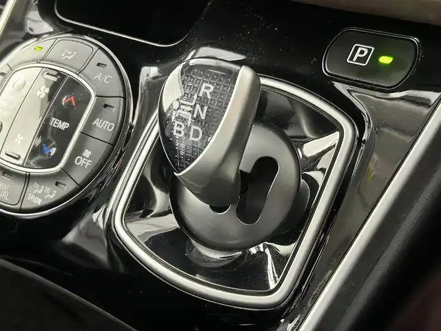 トヨタ エスクァイア ハイブリッド Gi 佐賀県 2015(平27)年 6.5万km スパークリングブラックパールクリスタルシャイン 社外ストラーダ製7インチナビ/フルセグTV/CD/DVD/Bluetooth/アルパイン製10.1インチフリップダウンモニター/トヨタプレミアムサンドシステム/バックカメラ/クルーズコントロール/横滑り防止装置/オートライト/LEDヘッドライト/フォグライト/ビルトインETC/両側パワースライドドア/ワイヤレス充電器/運転席・助手席シートヒーター/合皮シート/後席オートエアコン/純正フロアマット/純正15インチアルミホイール/プッシュスタート