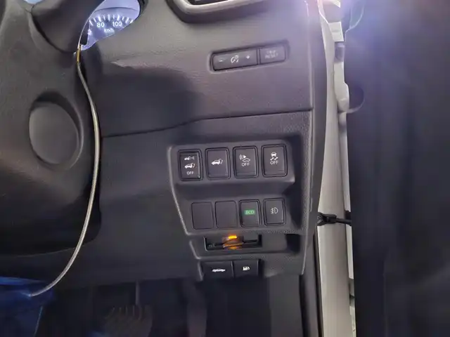 日産 エクストレイル ハイブリッド 20X エマージェンシーブレーキ 宮崎県 2016(平28)年 8.8万km ブリリアントホワイトパール 4WD/純正MOPナビ/フルセグTV/リモコンオートバックドア/アラウンドビューモニター/ビルトインETC/クルーズコントロール/エマージェンシーブレーキ/踏み間違い衝突防止アシスト/車線逸脱警報/進入禁止標識検知システム/フロント/バックソナー/LEDヘッドランプ/革巻きステアリング/ステアリングスイッチ/合皮防水シート/前席シートヒーター/純正17インチアルミホイール/スマートキー/プッシュエンジンスターター/イモビライザー/禁煙車