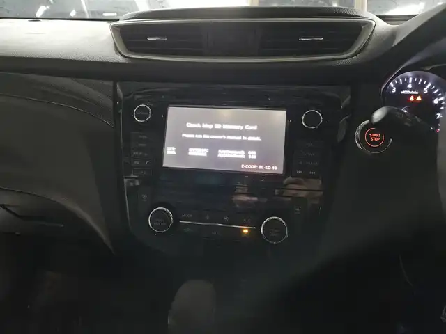 日産 エクストレイル ハイブリッド 20X エマージェンシーブレーキ 宮崎県 2016(平28)年 8.8万km ブリリアントホワイトパール 4WD/純正MOPナビ/フルセグTV/リモコンオートバックドア/アラウンドビューモニター/ビルトインETC/クルーズコントロール/エマージェンシーブレーキ/踏み間違い衝突防止アシスト/車線逸脱警報/進入禁止標識検知システム/フロント/バックソナー/LEDヘッドランプ/革巻きステアリング/ステアリングスイッチ/合皮防水シート/前席シートヒーター/純正17インチアルミホイール/スマートキー/プッシュエンジンスターター/イモビライザー/禁煙車